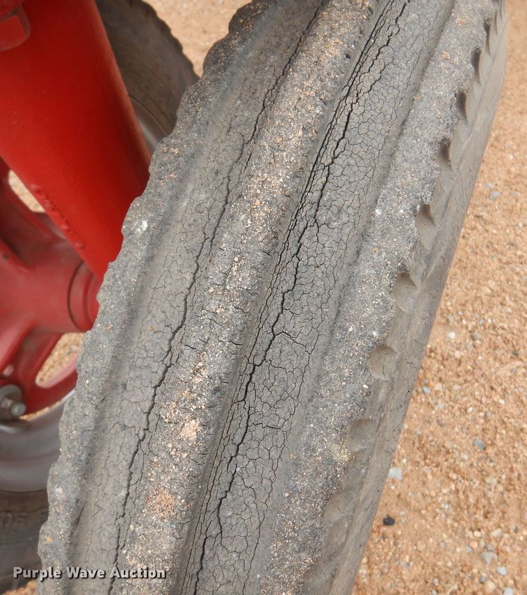 image for item LT9776 1941 Farmall H  tractor