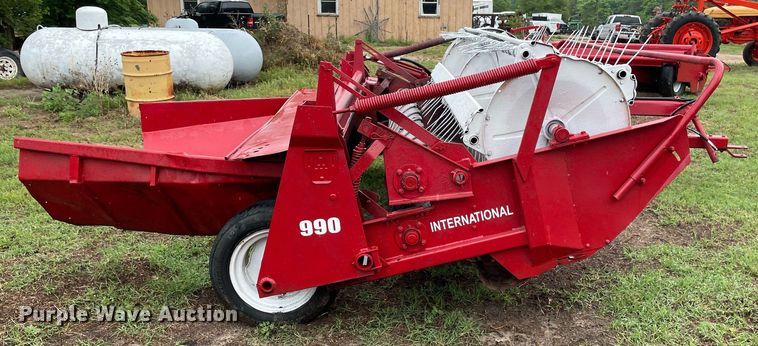 image for item LY9679 International 990  swather / windrower