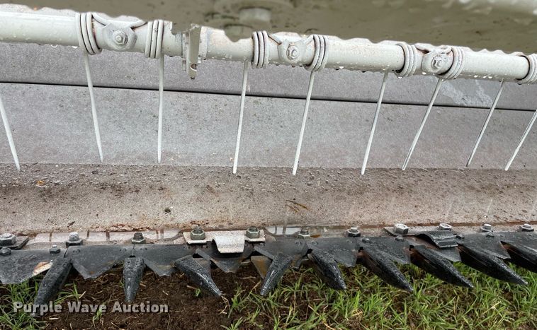 image for item LY9679 International 990  swather / windrower