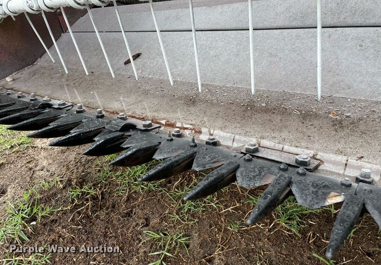 image for item LY9679 International 990  swather / windrower