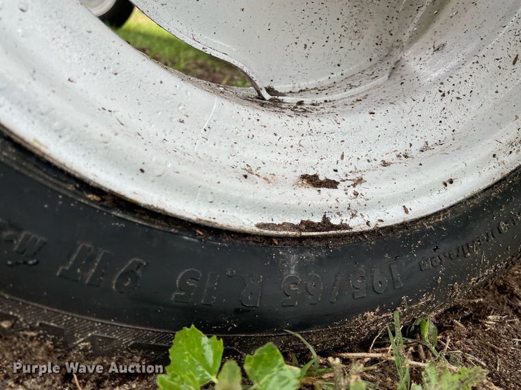 image for item LY9679 International 990  swather / windrower