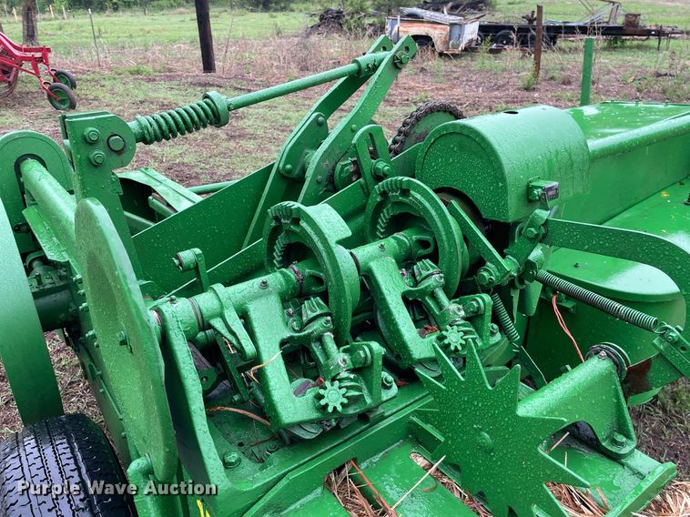 image for item LY9681 John Deere 14T  small square baler