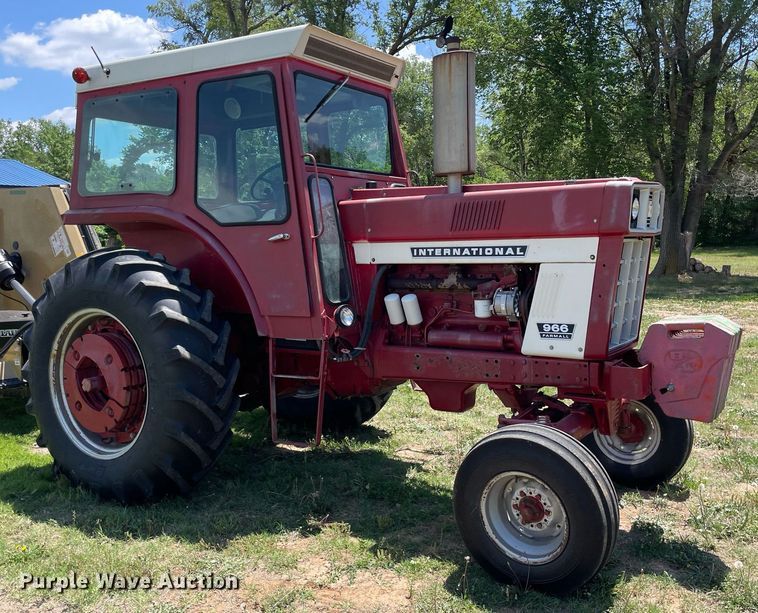image for item LY9782 1974 International Farmall 966  tractor