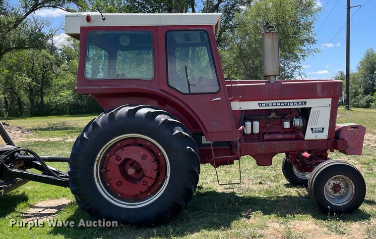image for item LY9782 1974 International Farmall 966  tractor