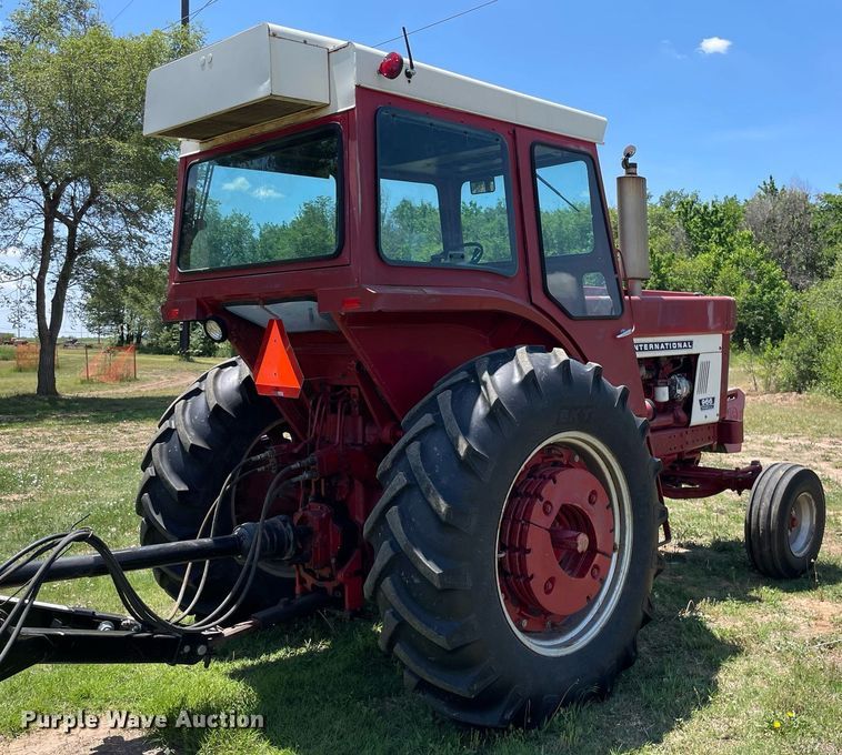 image for item LY9782 1974 International Farmall 966  tractor