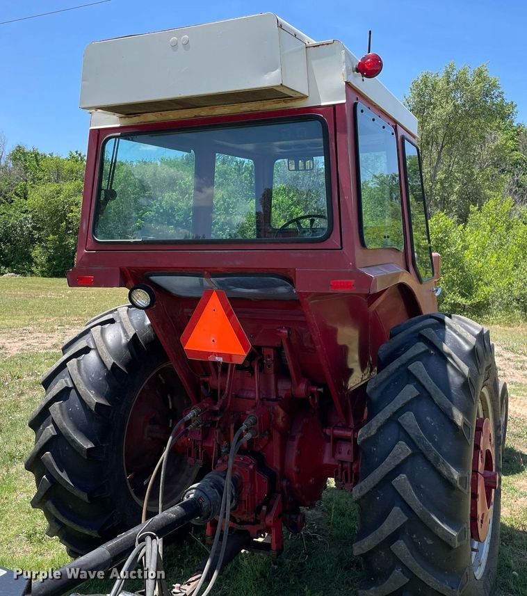 image for item LY9782 1974 International Farmall 966  tractor