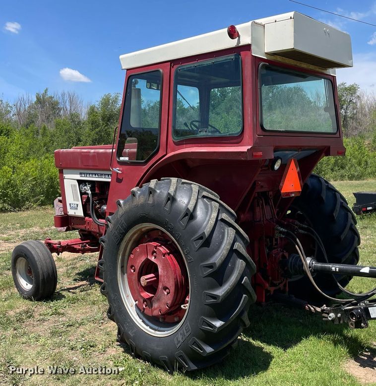 image for item LY9782 1974 International Farmall 966  tractor