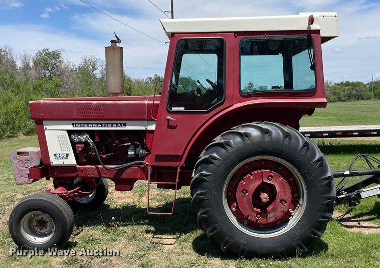image for item LY9782 1974 International Farmall 966  tractor