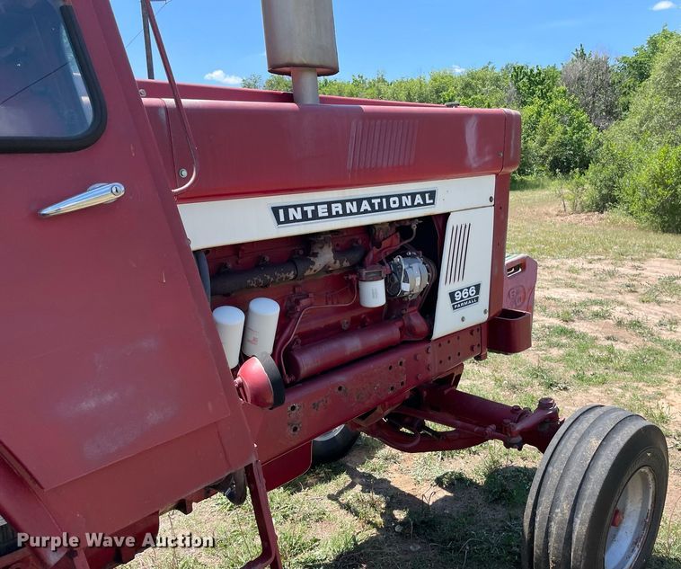 image for item LY9782 1974 International Farmall 966  tractor