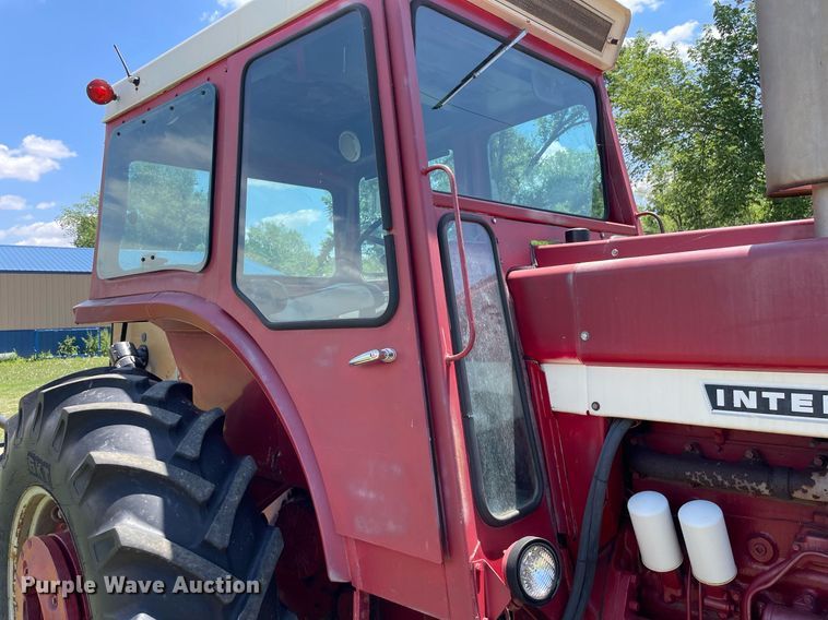 image for item LY9782 1974 International Farmall 966  tractor