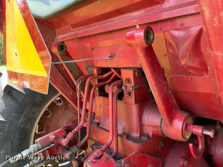 image for item LY9782 1974 International Farmall 966  tractor