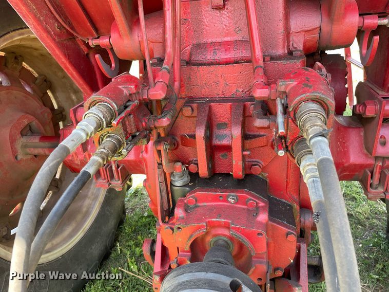 image for item LY9782 1974 International Farmall 966  tractor