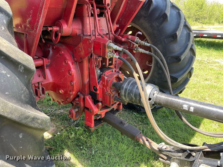 image for item LY9782 1974 International Farmall 966  tractor