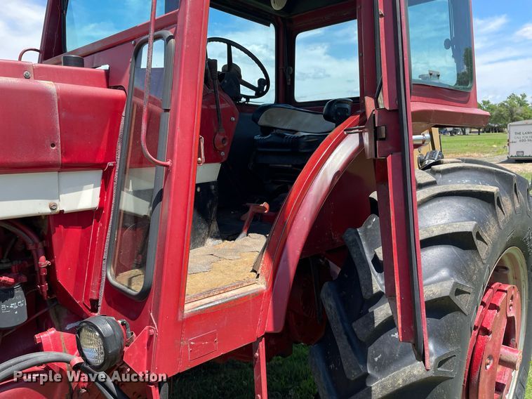 image for item LY9782 1974 International Farmall 966  tractor