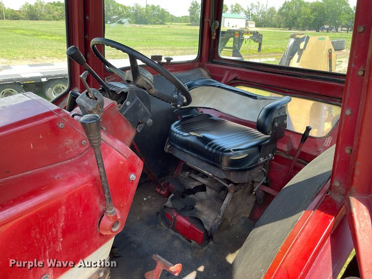 image for item LY9782 1974 International Farmall 966  tractor