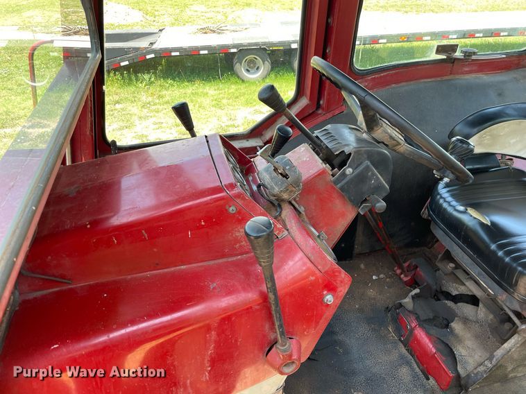 image for item LY9782 1974 International Farmall 966  tractor