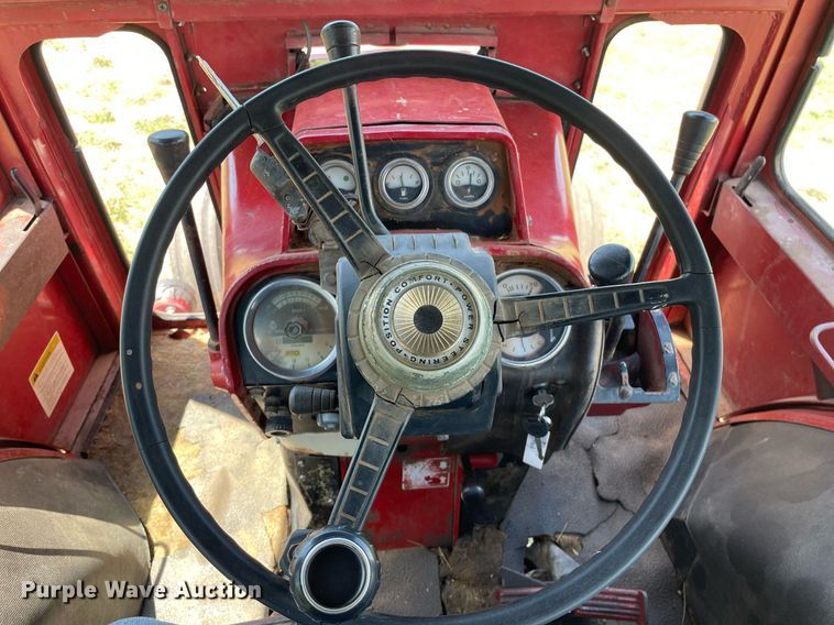 image for item LY9782 1974 International Farmall 966  tractor