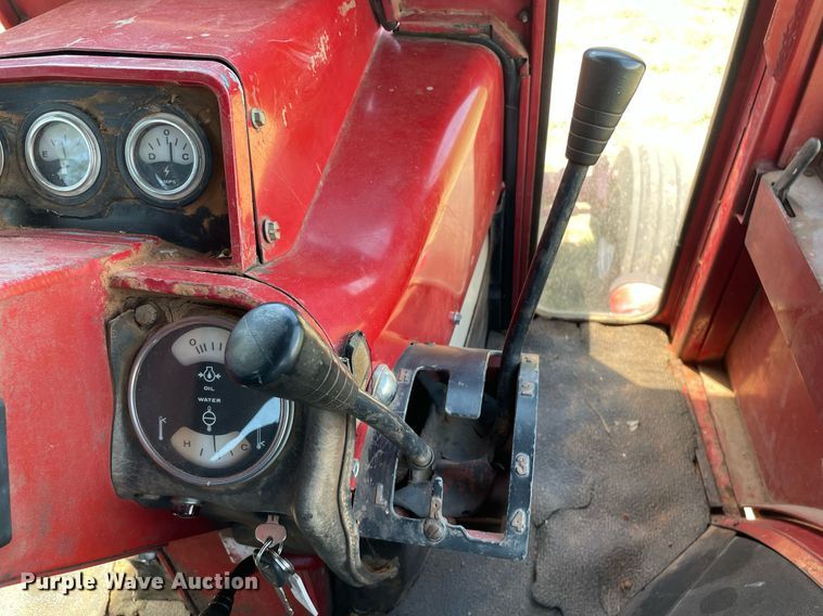 image for item LY9782 1974 International Farmall 966  tractor