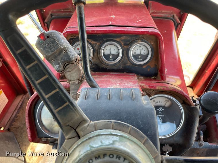 image for item LY9782 1974 International Farmall 966  tractor