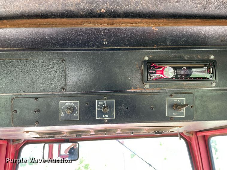 image for item LY9782 1974 International Farmall 966  tractor