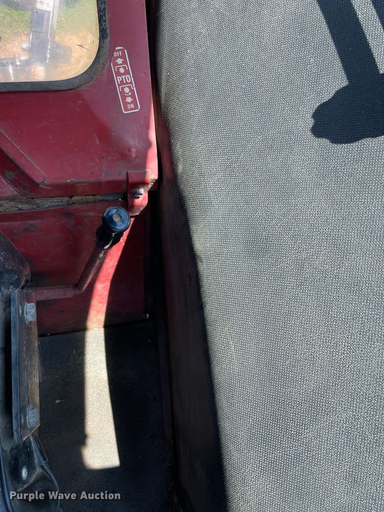 image for item LY9782 1974 International Farmall 966  tractor