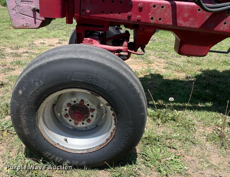 image for item LY9782 1974 International Farmall 966  tractor