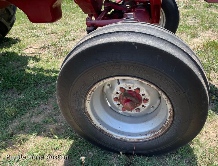 image for item LY9782 1974 International Farmall 966  tractor