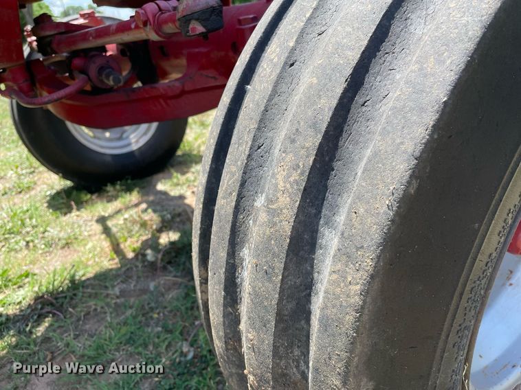 image for item LY9782 1974 International Farmall 966  tractor