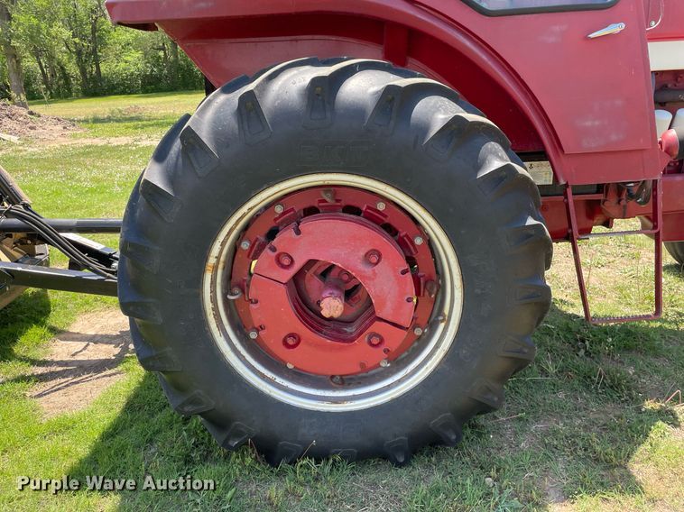 image for item LY9782 1974 International Farmall 966  tractor