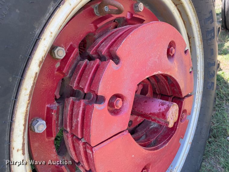 image for item LY9782 1974 International Farmall 966  tractor