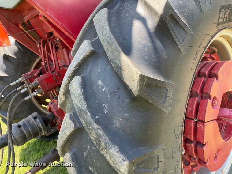 image for item LY9782 1974 International Farmall 966  tractor