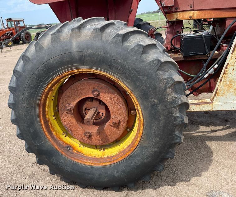 image for item MS9771 1966 International Farmall 706  tractor