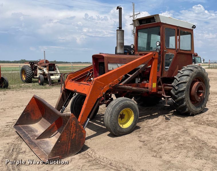 image for item MS9773 1970 International Farmall 826  tractor