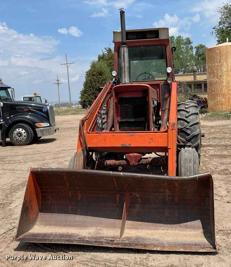 image for item MS9773 1970 International Farmall 826  tractor
