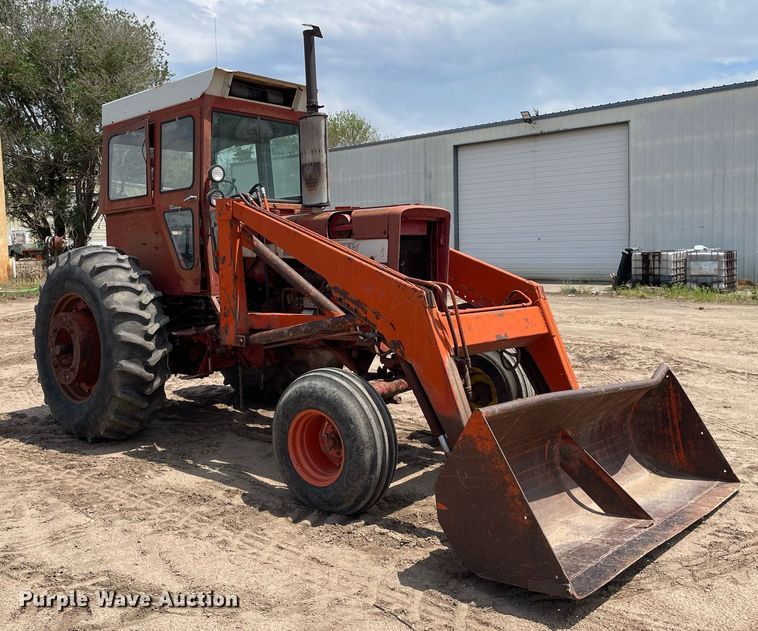 image for item MS9773 1970 International Farmall 826  tractor