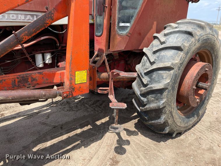 image for item MS9773 1970 International Farmall 826  tractor