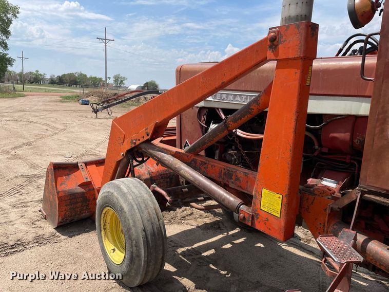 image for item MS9773 1970 International Farmall 826  tractor