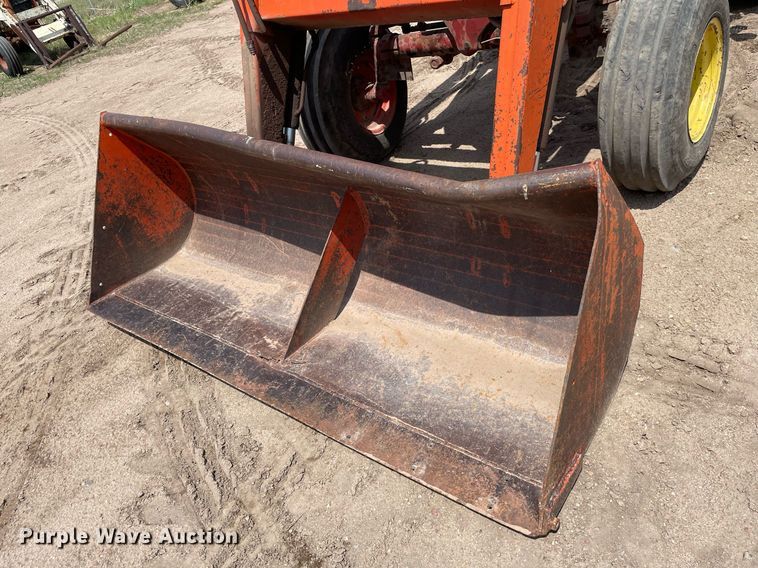 image for item MS9773 1970 International Farmall 826  tractor