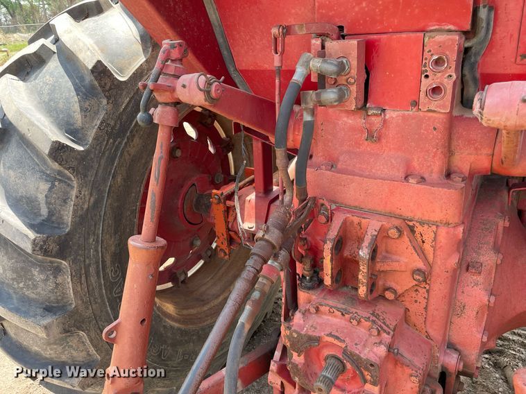 image for item MS9773 1970 International Farmall 826  tractor