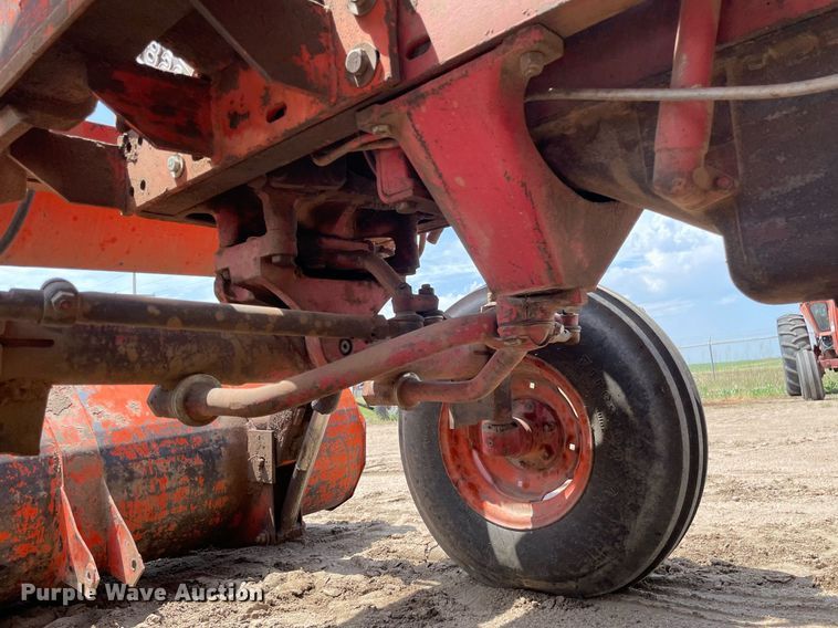 image for item MS9773 1970 International Farmall 826  tractor