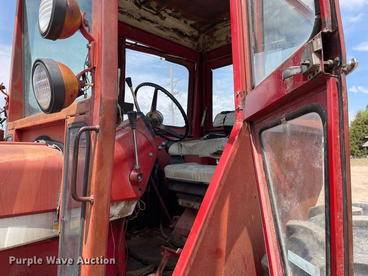 image for item MS9773 1970 International Farmall 826  tractor