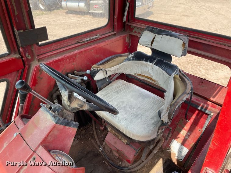 image for item MS9773 1970 International Farmall 826  tractor