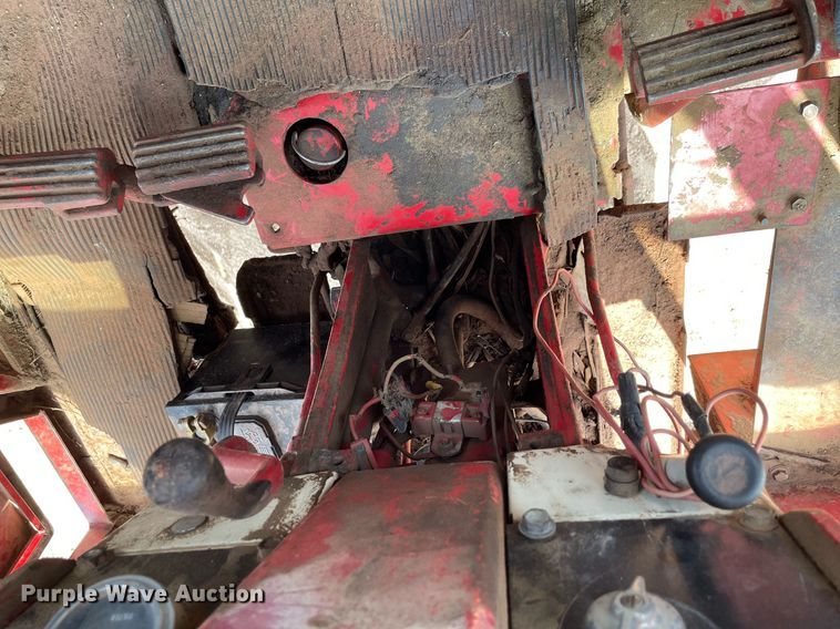 image for item MS9773 1970 International Farmall 826  tractor