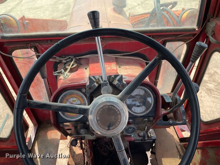 image for item MS9773 1970 International Farmall 826  tractor