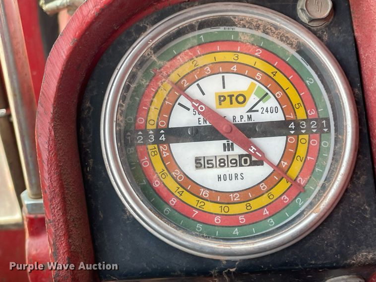 image for item MS9773 1970 International Farmall 826  tractor