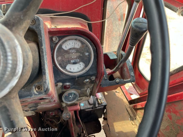 image for item MS9773 1970 International Farmall 826  tractor