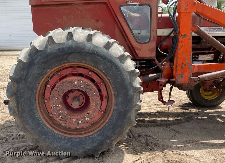 image for item MS9773 1970 International Farmall 826  tractor