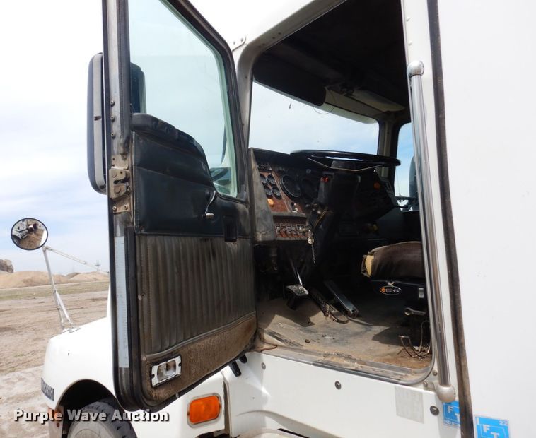 image for item AF9734 1999 Kenworth T600  semi truck