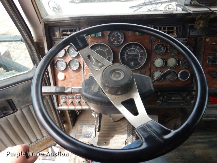 image for item AF9734 1999 Kenworth T600  semi truck