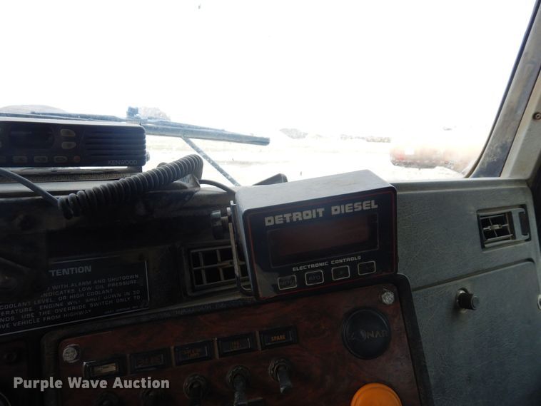 image for item AF9734 1999 Kenworth T600  semi truck